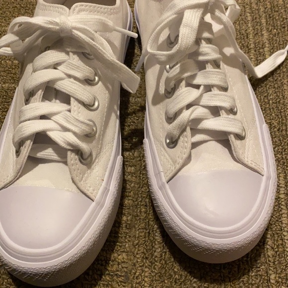 Women’s size 6 sneakers - Picture 4 of 4